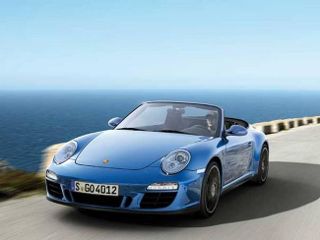 Кабриолет Porsche 911 Carrera 4 GTS — вид спереди