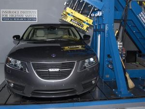 Saab 9-5 в тесте на прочность крыши