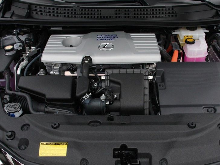 Моторный отсек Lexus CT 200h