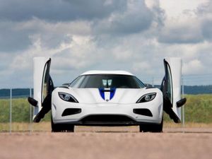 Koenigsegg Agera R (вид спереди) Koenigsegg Agera R (вид спереди)