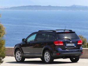 2012 Fiat Freemont — вид сзади