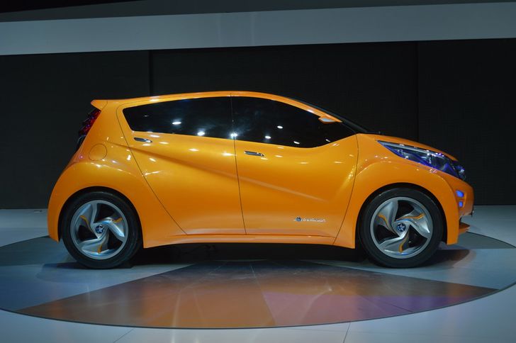 Nissan Viwa — вид сбоку