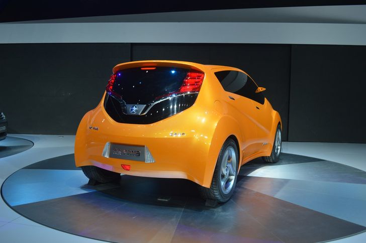 Nissan Viwa — вид сзади