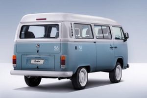 Volkswagen Kombi — вид сзади Volkswagen Kombi — вид сзади