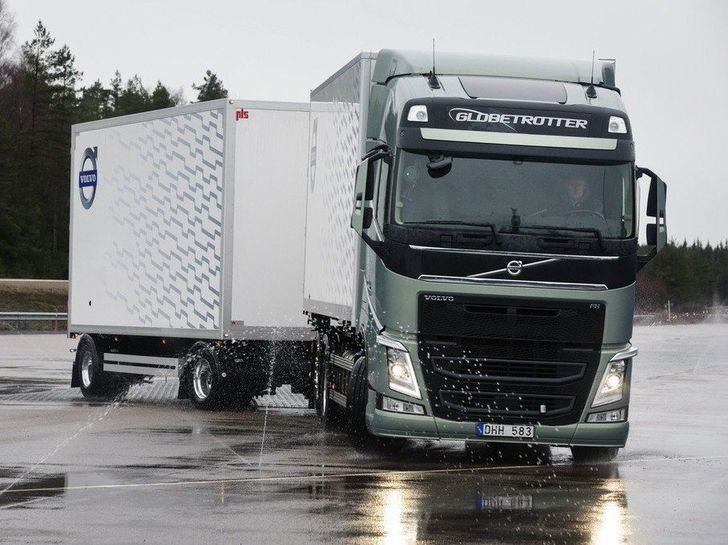 Система Volvo Stretch Brake в действии (скриншот с видеоролика YouTube) Система Volvo Stretch Brake в действии (скриншот с видеоролика YouTube)