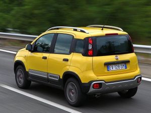 2015 Fiat Panda Cross — вид сзади 2015 Fiat Panda Cross — вид сзади
