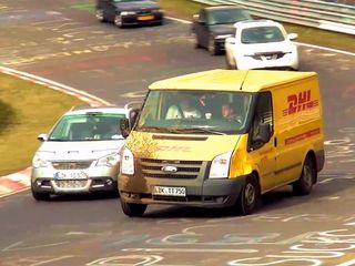 Фургон DHL обгоняет Volkswagen Polo