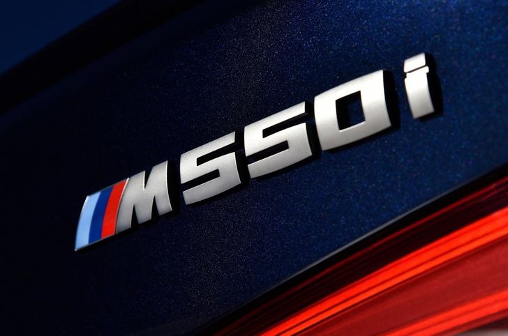Шильдик на BMW M550i xDrive
