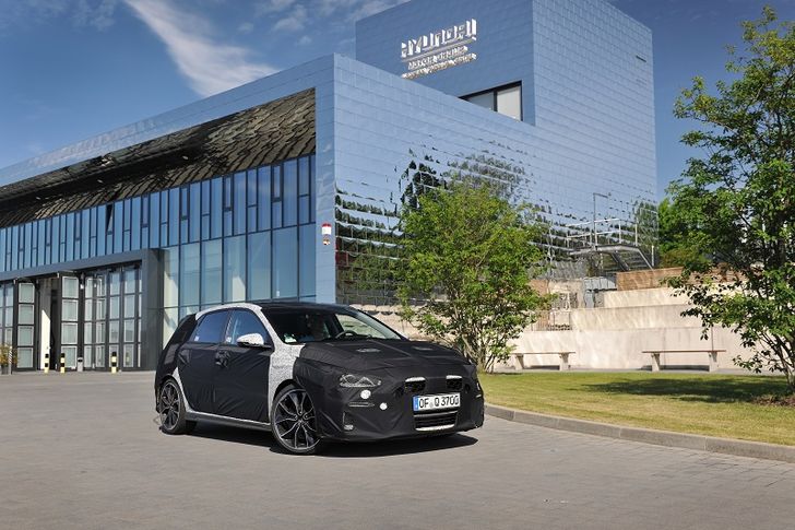 Hyundai презентует хот-хэтч i30 N уже 13 июля Hyundai презентует хот-хэтч i30 N уже 13 июля
