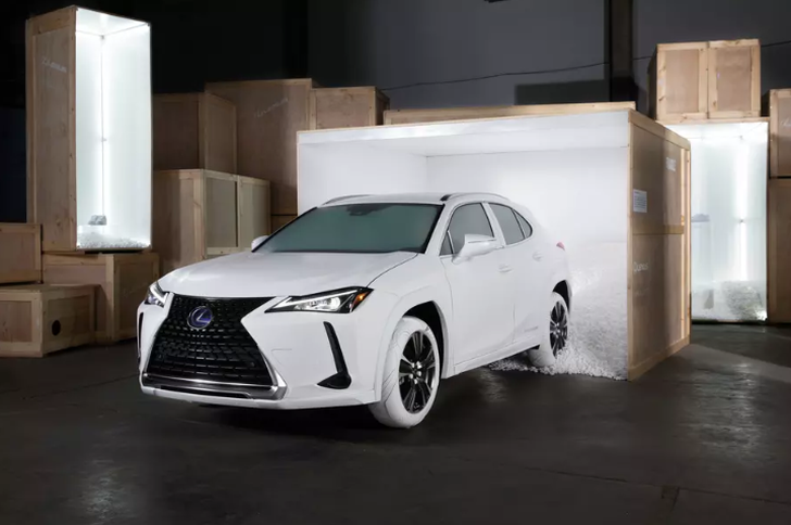 Lexus UX с шинами в стиле John Elliott x Nike AF1