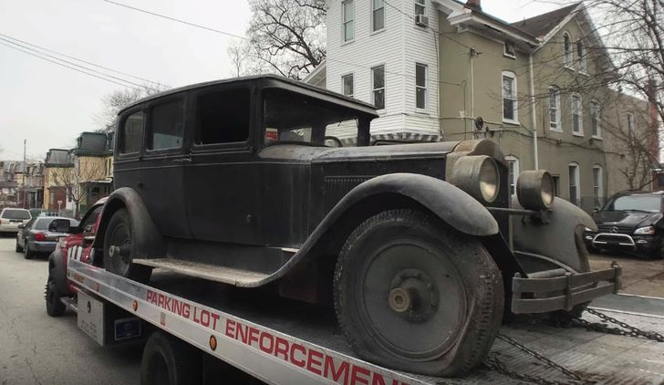 В Филадельфии на заброшенной фабрике нашли довоенный Packard Six В Филадельфии на заброшенной фабрике нашли довоенный Packard Six
