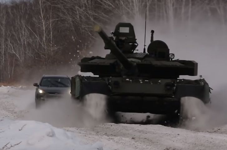 В Омской области сняли на видео гонки танка и внедорожника В Омской области сняли на видео гонки танка и внедорожника