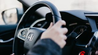 Водитель за рулем автомобиля Honda