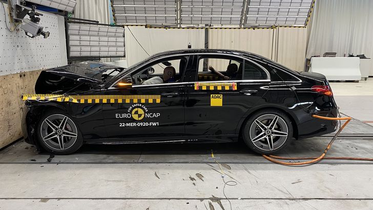 Краш-тест Mercedes-Benz C-Class Краш-тест Mercedes-Benz C-Class