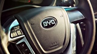 Логотип BYD на руле