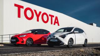 Toyota Aygo и Yaris на фоне завода Toyota в Колине, Чехия