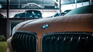 BMW на стоянке автосалона