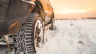 Застрявший в снегу автомобиль