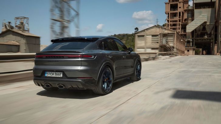 Porsche Cayenne Turbo E-Hybrid Coupe с пакетом GT