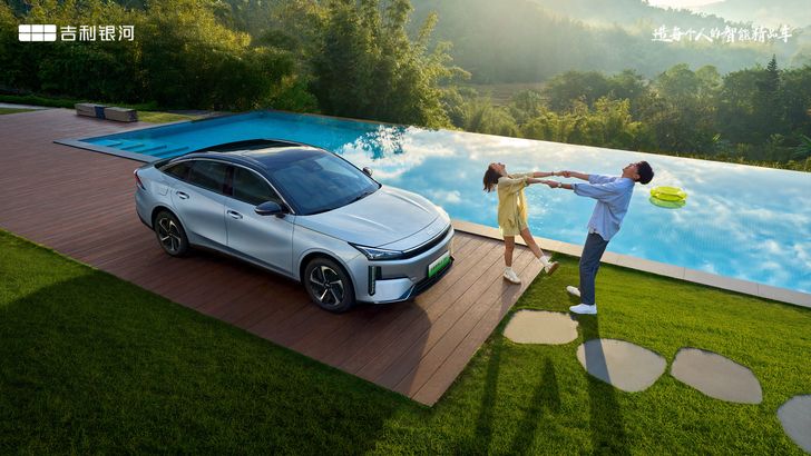 Представлен новый стильный седан Geely с огромным экраном в салоне