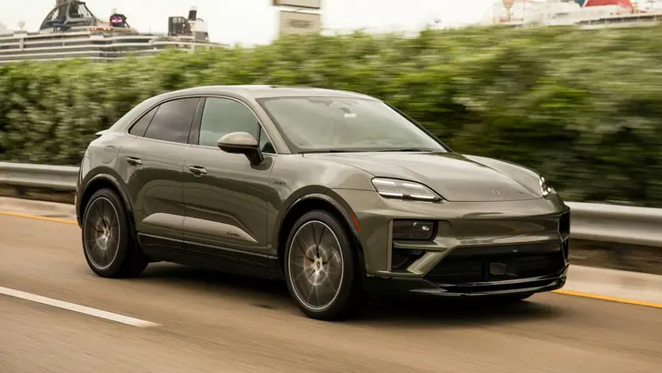Porsche впервые оснастит кроссовер Macan искусственным интеллектом и режимом игровой консоли Porsche впервые оснастит кроссовер Macan искусственным интеллектом и режимом игровой консоли
