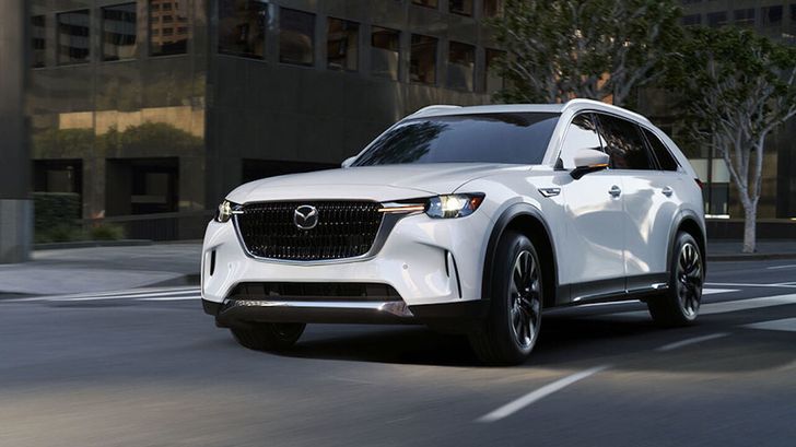 Mazda обновила кроссовер CX-90 и научила его голосовым командам Mazda обновила кроссовер CX-90 и научила его голосовым командам