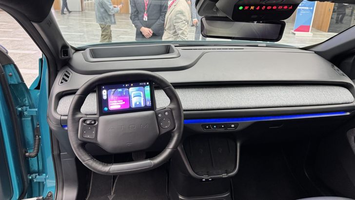 Интерьер электромобиля «Атом» Интерьер электромобиля «Атом»