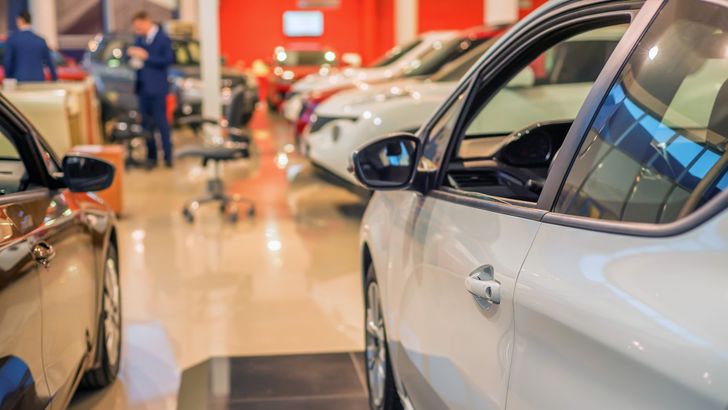 В России рухнули продажи новых автомобилей: покупатели ушли во «вторичку»