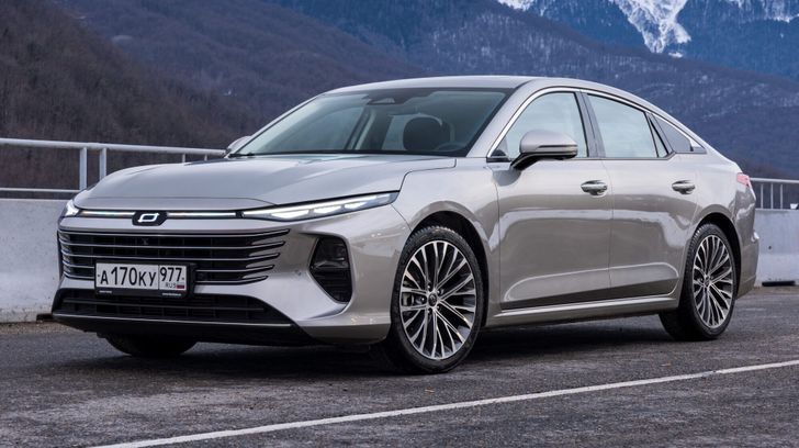 Плюс 200 тысяч рублей: в России подорожали бюджетный китайский лифтбек и большой кроссовер