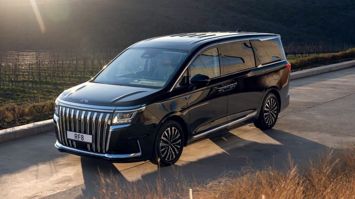 В России начали продавать новый семиместный автомобиль, готовый к 40 градусам мороза. Сколько он стоит